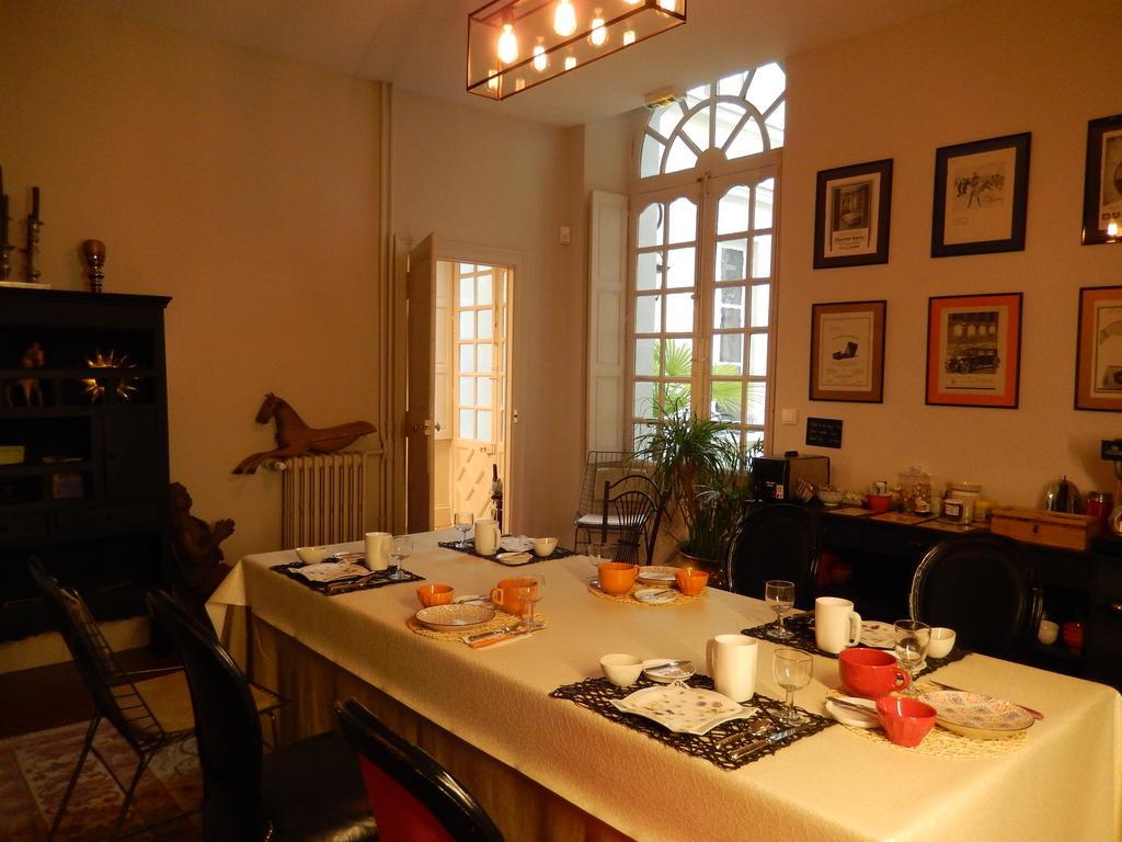 Maison Bossoreil Bed & Breakfast อองเชร์ ภายนอก รูปภาพ