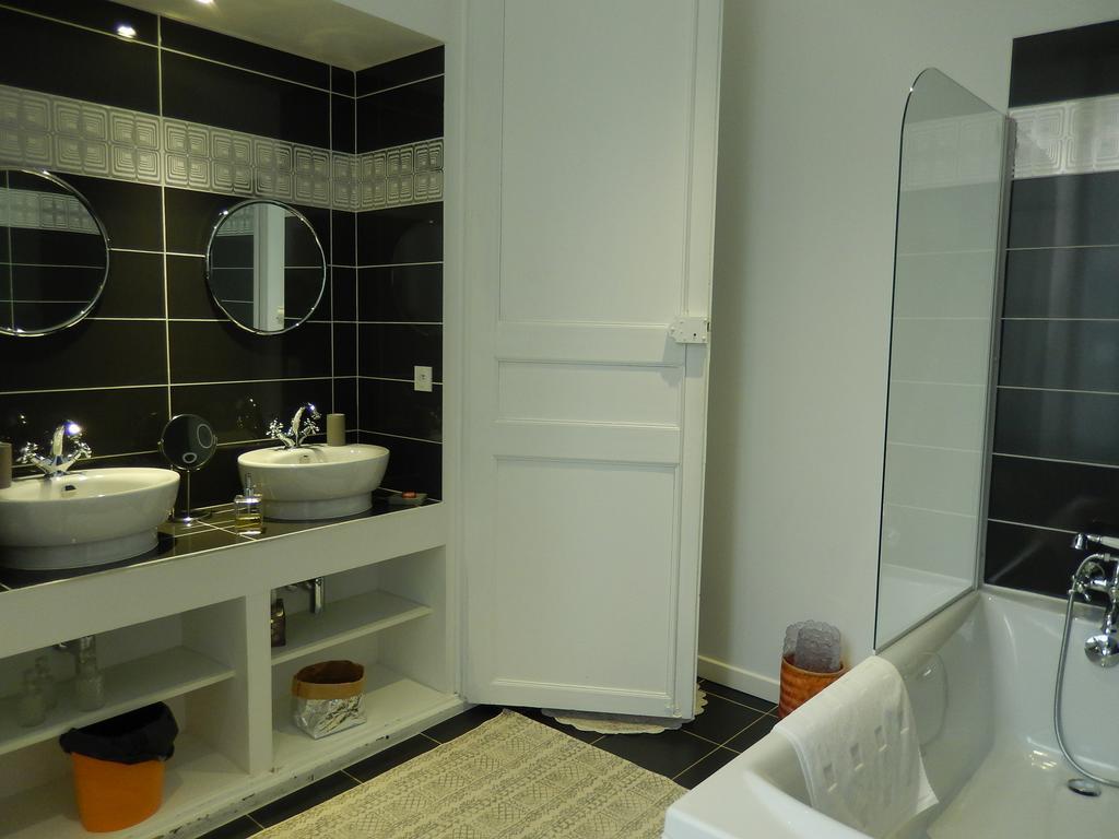 Maison Bossoreil Bed & Breakfast อองเชร์ ภายนอก รูปภาพ
